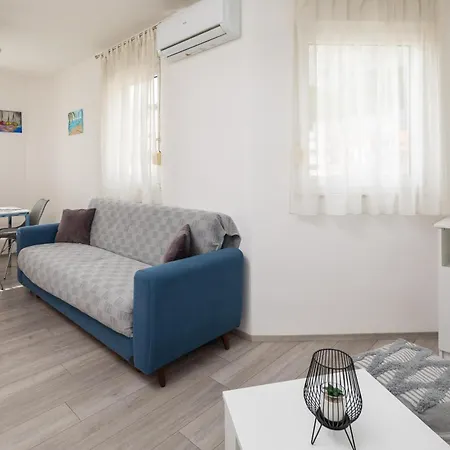 West Side أوميس