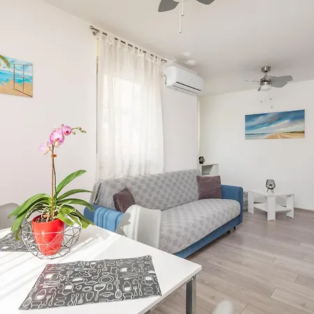 West Side אומיס